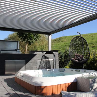 Pergola bio-climatique Biossun avec spa, bar et barbecue